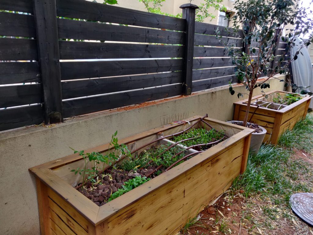 אדניות עץ גדולות לעיצוב הגינה, צילום של לקוח